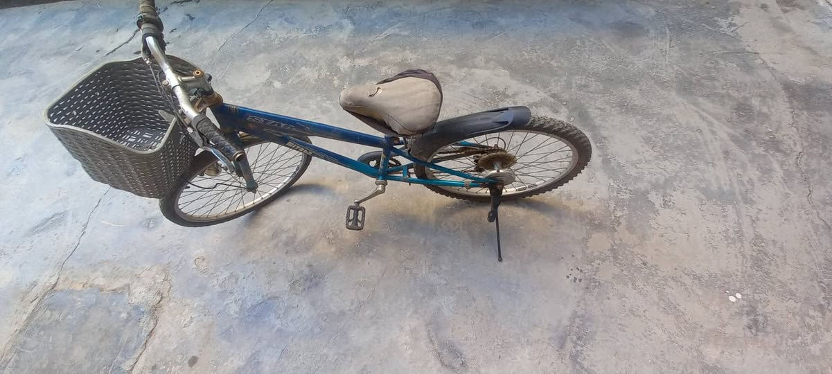 بايسكل للبيع  ياباني أصلي حجم 26 للبيع 🚲
​الماركة: Miyata ياباني (شاصي حديد بلاد، متانة يابانية معروفة وخالي من أي فطور).
​الحجم: 26 (الحجم المثالي، مرغوب ومريح جداً بالركوب للشباب والكبار).
​المواصفات: شاصي قوي يتحمل أوزان، شكل رياضي مميز، وأساس نظيف جداً للإستخدام اليومي.
​الحالة الحالية: البايسكل متروك لفترة، يحتاج فقط إدامة اعتيادية (نفخ تايرات ومثل ما موضح السلة الأمامية مكسورة ).
​العنوان: [بغداد الحبيبية]


**إذا كنت صاحب هذا الإعلان وتريد حذفه لأي سبب، رجاءا أرسل رسالة إلى الدعم الفني**