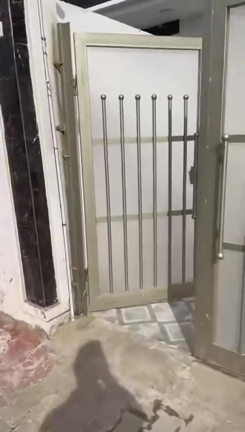 بيت للبيع مجمع اليرموك ٦كيلو خلف القياده بمقدمه ٤٢ طابق واحد طابو صرف مسحوب عليه وديسدد صاحبه تسديد بلشهر ٥٥٠ الف بيت بعده زيرو التسديد يدوي وليس الكتروني
غرفتين وصاله ومطبخ وستقبال وصحيات خارج وداخل ترك ومنور حديقه وكراج سياره شارعه٢٠ م مساحه البيت ٢٠٠ م 
تحويل مباشر من المصرف البيت مسكون بي صاحبه 
مكتب كريم العبيدي 
***********
