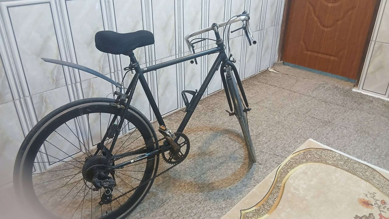 بايسكل سباق c700  اللون اسود فحمي كامل من كلشي. اي نقص ماكو   السعر  ٢١٥  وبي مجال بسيط  بغداد الشعلة.  ***********
