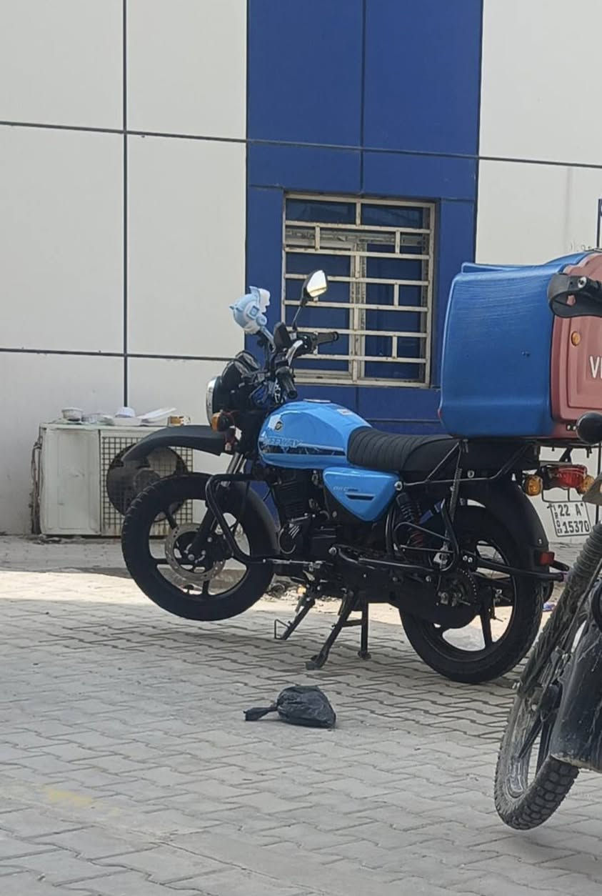 دراجه كي واي للبيع استخدام شهرين من الوكيل محرك ٢٠٠ مامفتوح كلشي ع بلاد دراجه كامله مكلمله برقي ما نقصها محتاج وريد ابيعها مكاني الزبير رقمي *********** واتساب فقط
