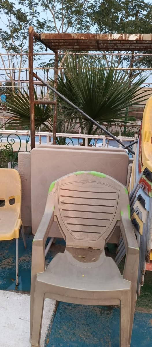 السلام عليكم
بيع شلعة مال كراسي وطاولات 
عددٍ الكراسي 31 كرسي منوع
وعدد الطاولات10 
كلهم مابيهن مشكله بس لونهن متغير من الشمس
سعر 350 الف كامل 
الطاولات كلهن بلاستك مقوى احسن شي بلسوك

رقم. ‭٠٧٨٧ ٧٠١ ٧٣٠٥‬
مكاني الكوت
