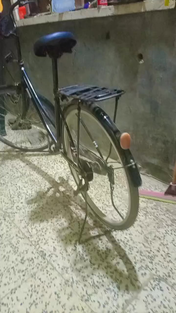 السلام عليكم بايسكل سانتوس للبيع اخو الجديد وكلش نضيف فقط الويل الوره معوج بس يمشي طبيعي متواجد بس واتساب*********** السعر 90 وبي مجال بسيط مكاني بغداد البلديات
