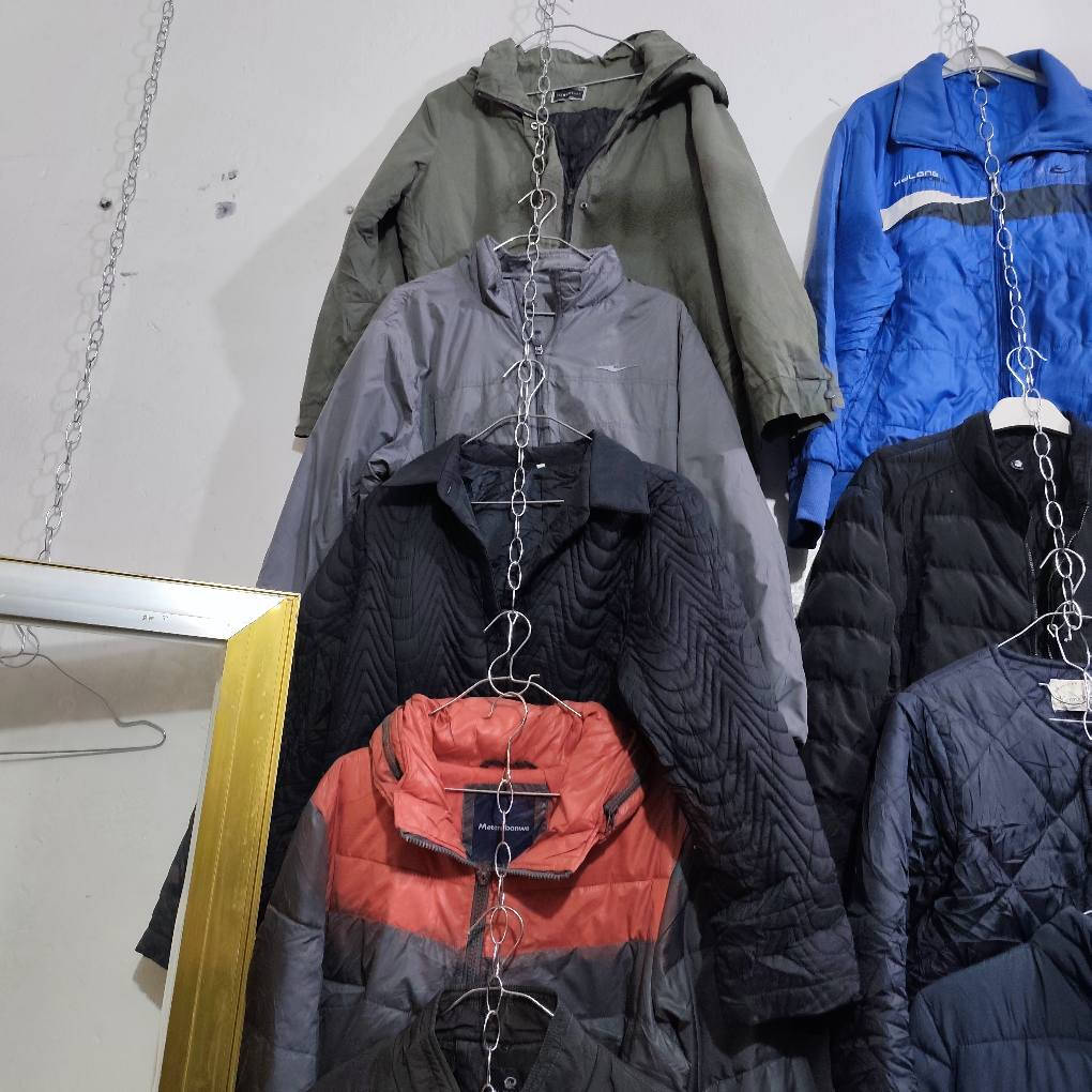 السلام عليكم تصفية محل ملابس بالة كوت وقمصلة وسترة شلعة سعر القطعة 2000 تلگط بأيدك 3000 مع ستانات عدد 4  سعر الواحد 20 تفصال وتعاليگ حديد القطعة ربع  عدد الملابس تقريب 300 قطعة

*********** المكان حي الشهداء خدمي جسر الزهور  قرب شارع مسلم عمارة, ميسان
