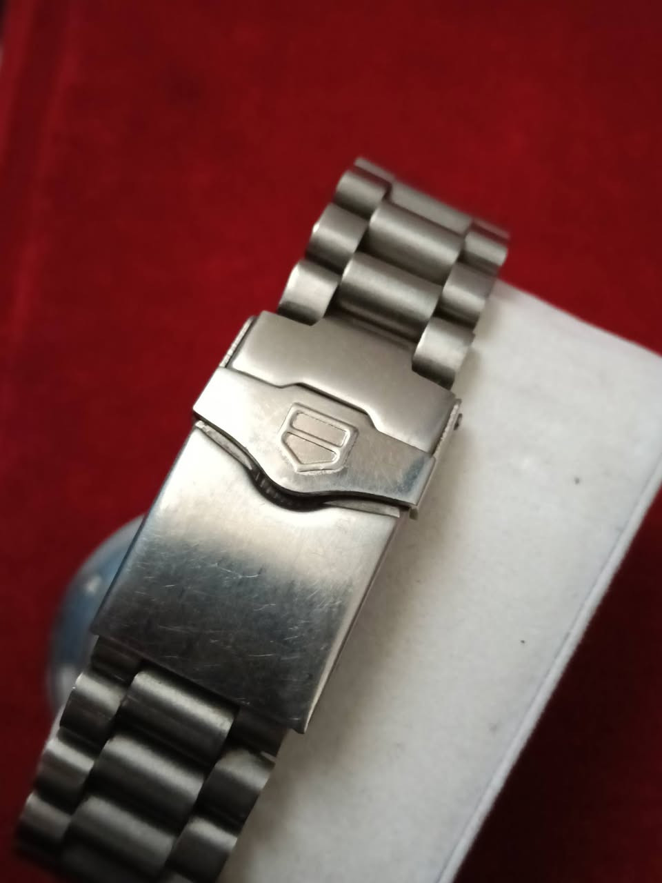 ⌚ ساعة TAG Heuer Formula 1 الأصلية
ساعة رياضية أنيقة من الماركة السويسرية العالمية TAG Heuer، تصميم مميز بميناء أحمر جذاب وإطار رياضي قوي. مناسبة للاستخدام اليومي ولعشاق الساعات الفاخرة.

المواصفات:
• صناعة سويسرية Swiss Made
• مقاومة للماء حتى 200 متر
• حركة كوارتز دقيقة
• ميناء أحمر جذاب
• هيكل ستانلس ستيل متين
• تصميم رياضي أنيق

الحالة: نظيفة وتعمل بشكل ممتاز.

💰 السعر خاص


**إذا كنت صاحب هذا الإعلان وتريد حذفه لأي سبب، رجاءا أرسل رسالة إلى الدعم الفني**