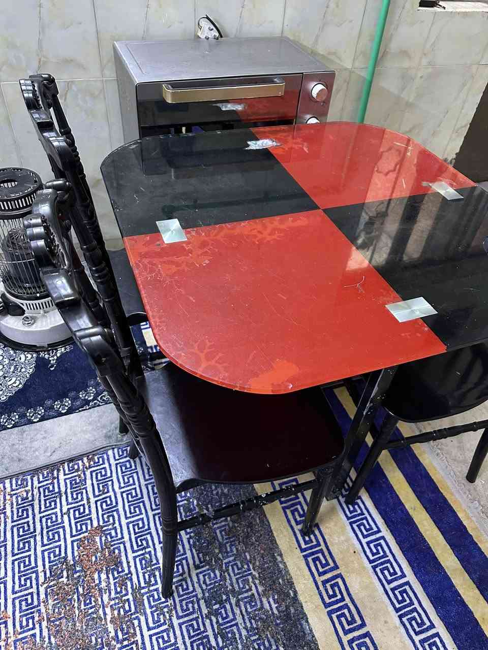 تخم تركي نظيف سرير ومخزن سعره 300 وبي مجال 10 مقاعد
كاونتر مع سنك سعره 250 وبي مجال 
ميز طعام وياه 3 كراسي عظم عاج سعره 50 قفله 
مكاني الشعب 
***********
