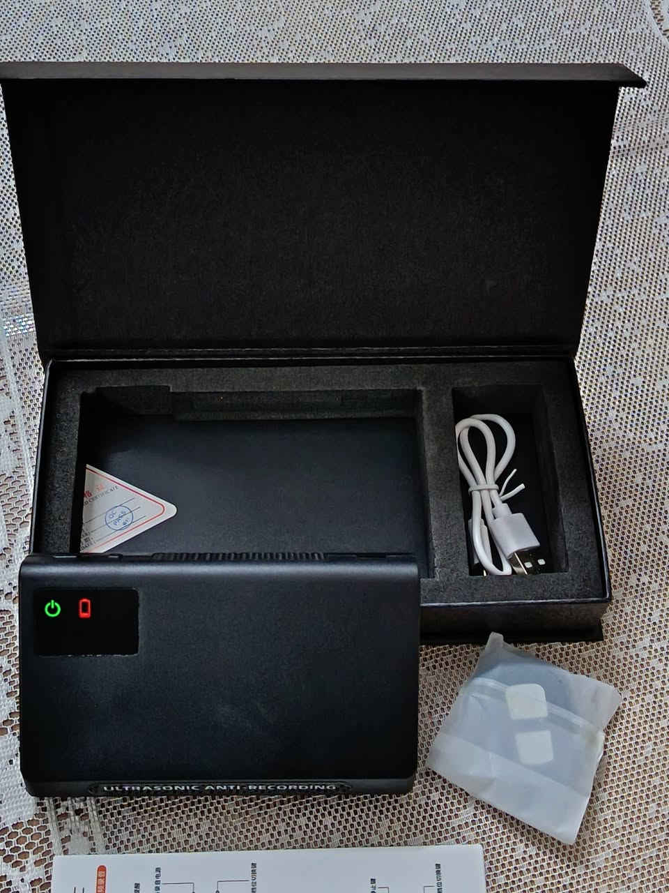 جهاز محمول مضاد للتسجيل يستخدم الموجات فوق الصوتية لحجب الميكروفونات ومنع التسجيل بإصدار ترددات موجات فوق صوتية غير مسموعة للبشر ولكنها تتداخل مع ميكروفونات أجهزة التسجيل مثل الهواتف الذكية ومسجلات الصوت. يتم وضعه عادة على الطاولة أثناء الاجتماعات لحماية الخصوصية ومنع التنصت أو تسجيل المحادثات دون إذن.
الجهاز قابل للشحن و مزود بريموت كونترول للتشغيل عن بعد.

التواصل عالخاص او واتساب ***********. يوجد توصيل لكل المحافظات.
