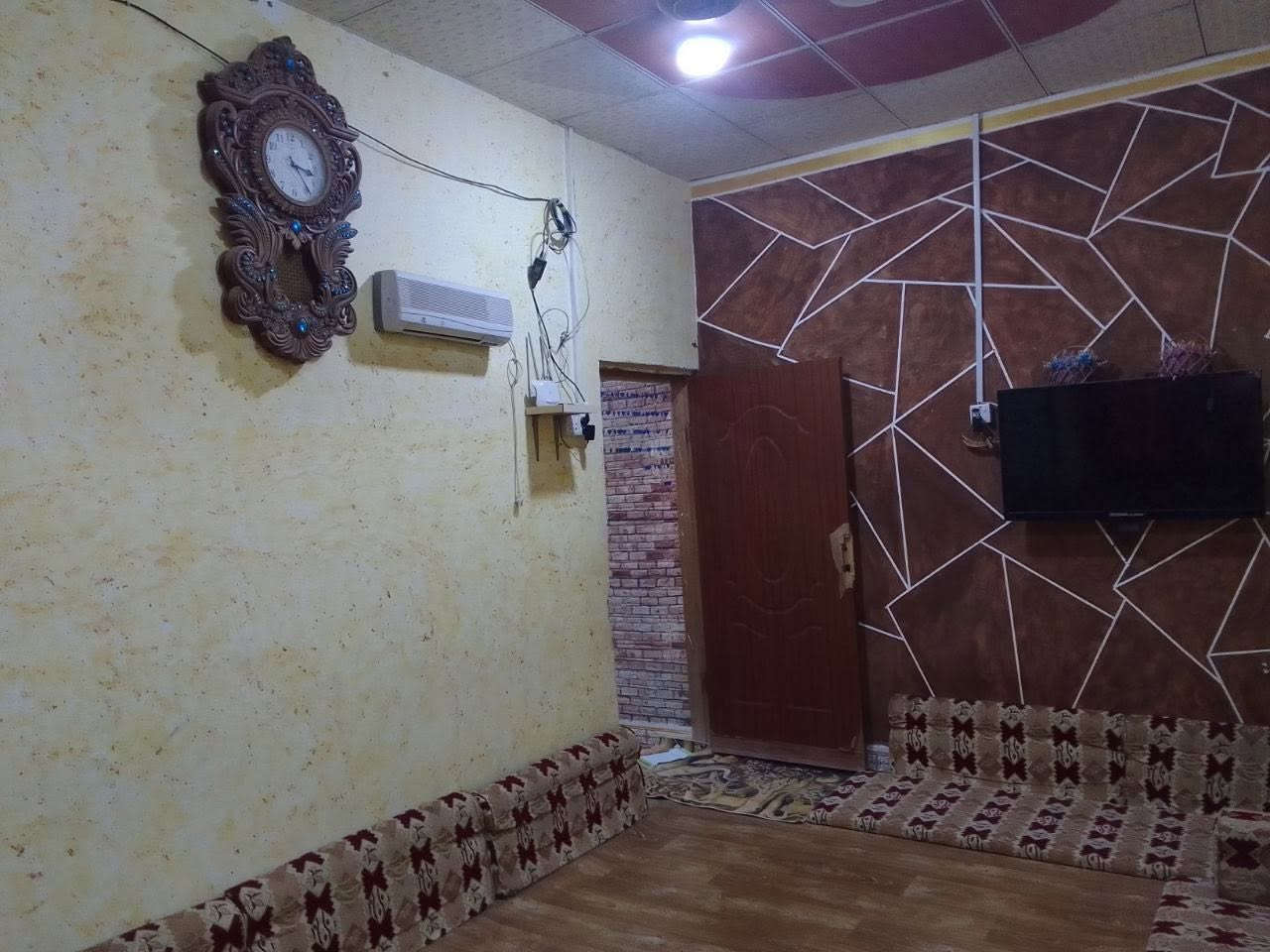 عندي بيت للأيجار إذا عدكم احد يريد
غرفتين ودوانيه وهول ومطبخ وحـمامات وطارمه گبيره في شارع القصر عويسيان سعر اللأيجـار 400 وبي مجال

***********
