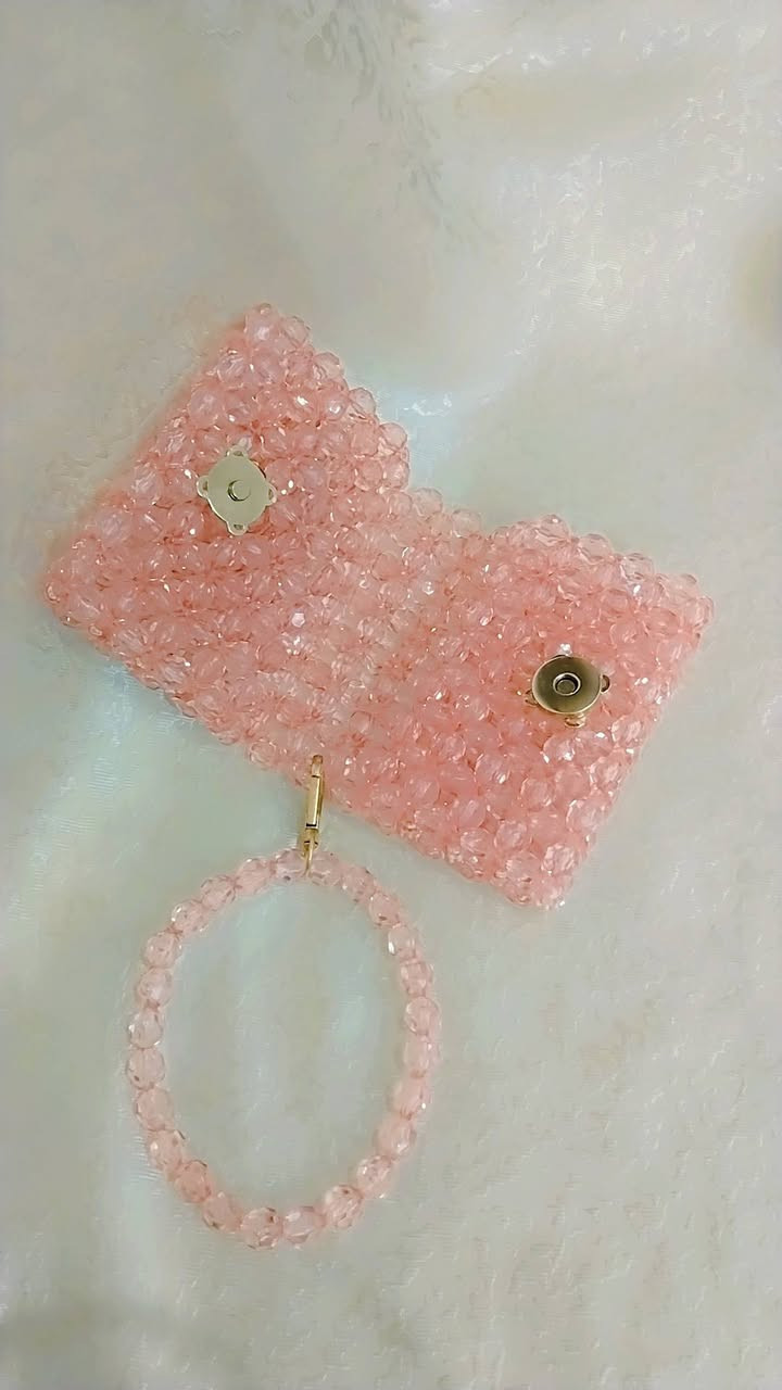 🌸 قطعة مميزة من لمسات الهاند ميد 🌸
أضيفي لمسة من الأناقة والرقة إلى إطلالتك مع هذا التصميم اليدوي الفريد المصنوع بعناية من الخرز اللامع بلونه الوردي الناعم. ✨
💖 تصميم أنيق وفريد
💖 صناعة يدوية بإتقان وحب
💖 مناسب للهدايا والمناسبات الخاصة
💖 قطعة تجمع بين الجمال والتميز ❤️ سعر قطعه ٧ الف 
📩 للحجز والاستفسار راسلينا عبر الصفحة. يوجد توصيل لجميع محافظات العراق ٥ وداخل هيت الف 
#هاند_ميد #شغل_يدوي #اكسسوارات_خرز #هدايا_مميزة #صناعة_يدوية #أعمال_يدوية #منتجات_هاند_ميد #أناقة_وفخامة 🌷✨


**إذا كنت صاحب هذا الإعلان وتريد حذفه لأي سبب، رجاءا أرسل رسالة إلى الدعم الفني**