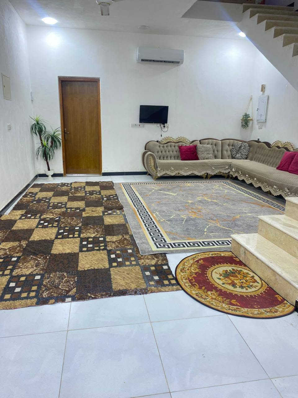 بيت للبيع مساحه 250 متر طابو اسهم
3غرف وصاله ومطبخ واستقبال وصحيات داخليه وخارجيه
بناء 2024 
 مكانه نهايه شارع السفينه قرب مدرسه الواثق
السعر 148
***********
