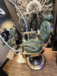 كرسي حلاقه جديد مع مرايه جديده الأستفسار الاتصال علا الرقم 07856773973...