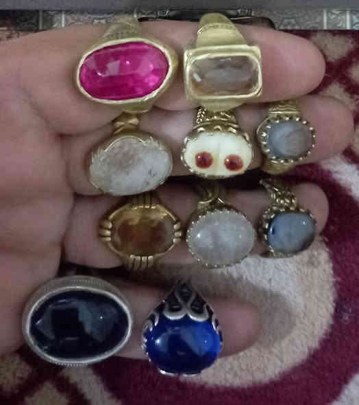 السلام عليكم محابس نحاس ثقيل شغل مرتب وأحجار طبيعيه العدد 20 وياهن 2 فضه العنوان بابل الخاص مفتوح أو الاتصال ***********
