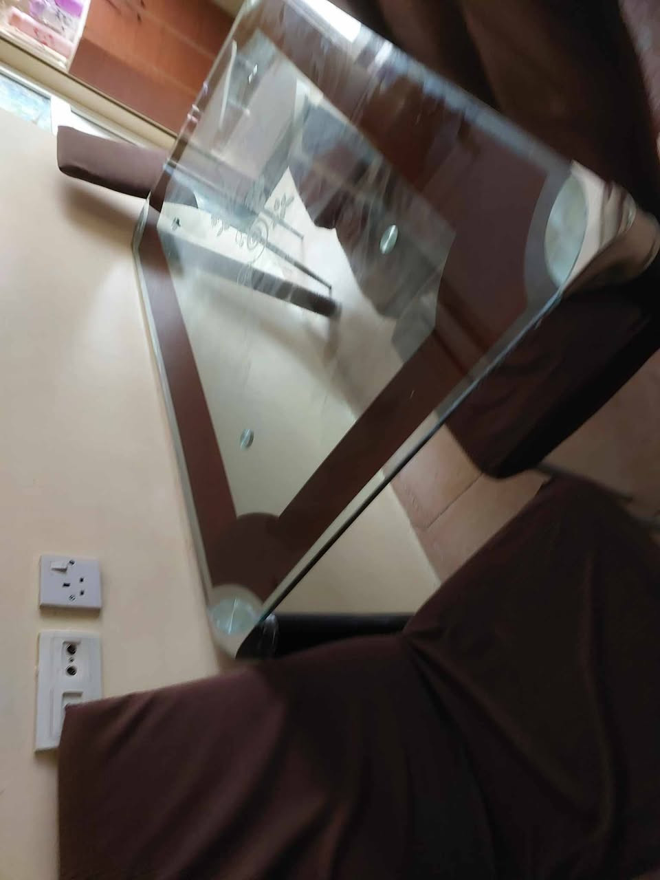 🍽️ ميز طعام – زجاج مع أرجل حديد
🔸 تصميم أنيق ومتين  
🔸 الحالة ممتازة  
🔸 السعر: 75 ألف دينار (بيها مجال)  
📍 الموقع: دهوك – شقق زيرلاند  
📩 للاستفسار راسلنا خاص أو عبر واتساب: ***********
