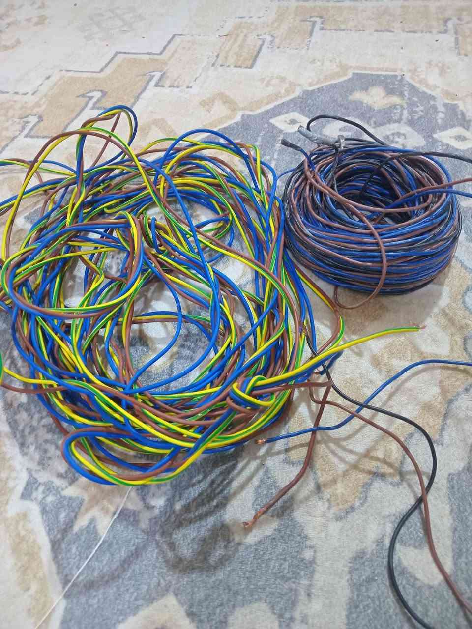 سنكل شعري  للبيع  قطع ٤٢ متر و٥٧ متر و٤٠ متر حجم ٢ونص 
العنوان بغداد البلديات  ***********
