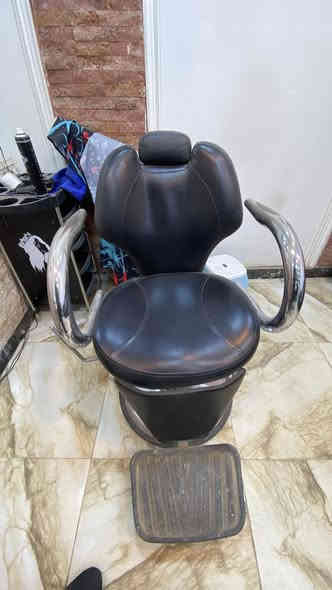 سلام عليكم 
موجود كرسي للبيع بسعر مناسب 
***********
