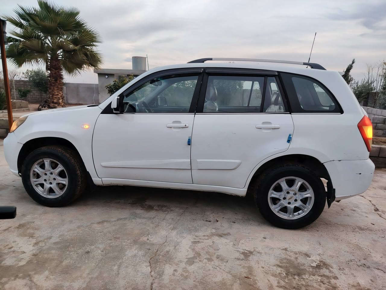 للبيع شيري تيكو موديل 2014 رقم اربيل حره بسمي هزة مامنتهي بيها كابون بانزين تحويل ثاني يوم مكينه 2000 كير ميكانيك المرغوب ماشيه 179/ الف حقيقي مكفوله من الضربه  بدون صبغ. فقط الجاملغ الخلفي مصبوغ..جاهزة كير مكينه صدر تخم تاير تدفئة تبريد كهربائيات مابيها اي نقص خير من الله والسياره احله من الصور بلحقيقه السعر70/$  وبيها مجال  للطيبين مكانها الموصل  للستفسار ***********
