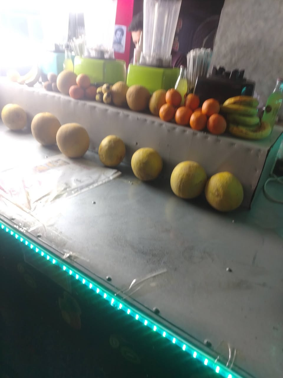 سلام عليكم عربانه عصير جاهزة من كلشي مع 4خلاط و6 دولكة نظيفة مكاني بغداد الكرادة للتواصل 
***********
