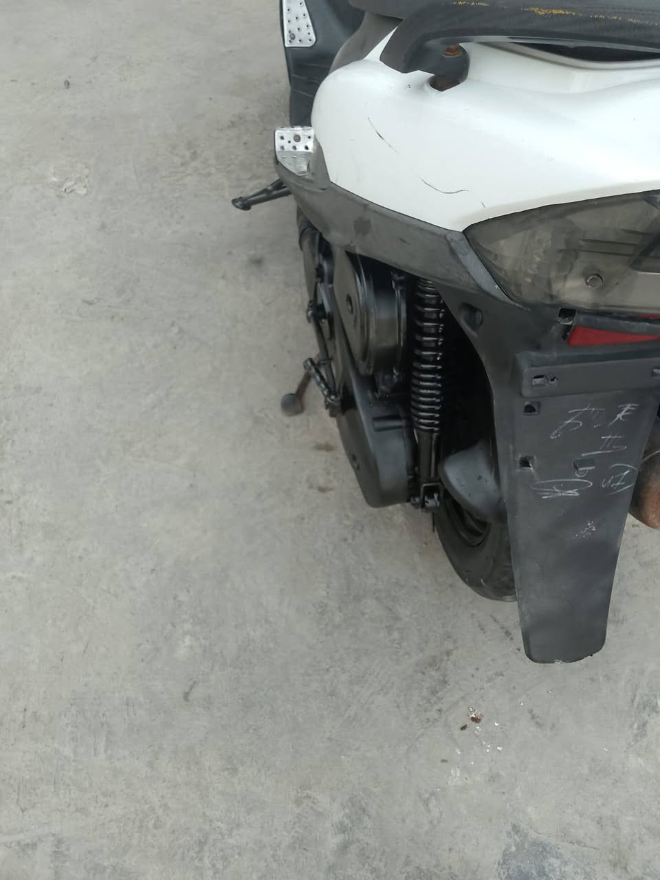 سلام عليكم
ماكس عدله

الدرجه رنبه 

اوراق كاملة

صارله 6اشهر نزلت من الرنبه

يدات مزود 

الدرجه كله بلاديه

الكهربايات كله شغاله

سلف

هندر

العنوان زعفرانيه

السعر 550

الرقم ***********
