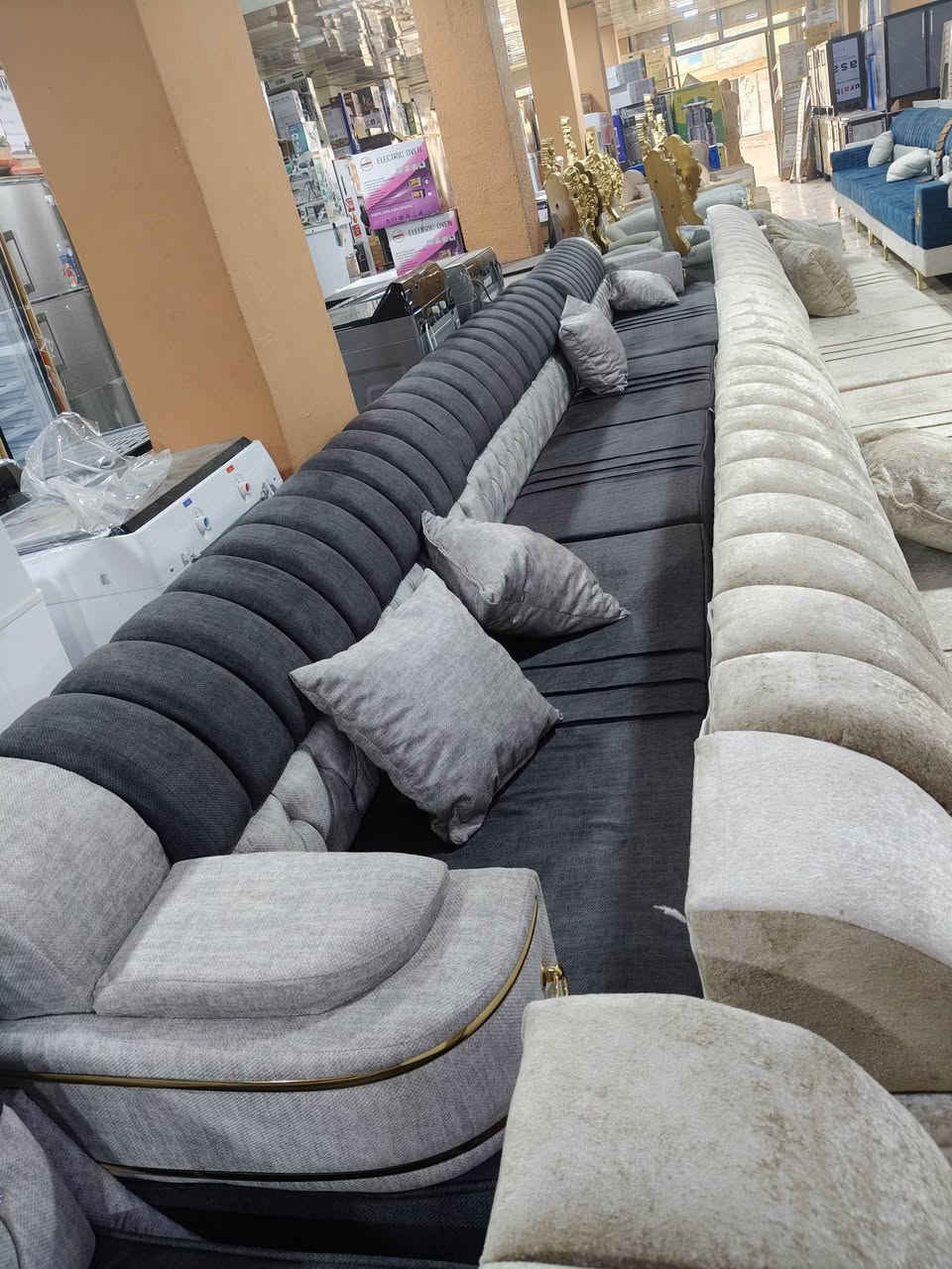 توفر لدى معرض الرائد للاثاث المنزلي 
دواوين احطاطه درجه اوله 
خشب بلوك اسود 
سفنج 10سانتيم 
طول 7امتار حرف L
قماش تركي وخاولي وكتان وغيرها 
يتوفر تفصال حسب الون 

بيع نقد واقصاط على الماستر كارد موضفين ومتقاعدين 
                          بلا مقدمه 
العنوان سوق بيجي شارع المصرف من جهة البانزين خانه الحكوميه 
***********
