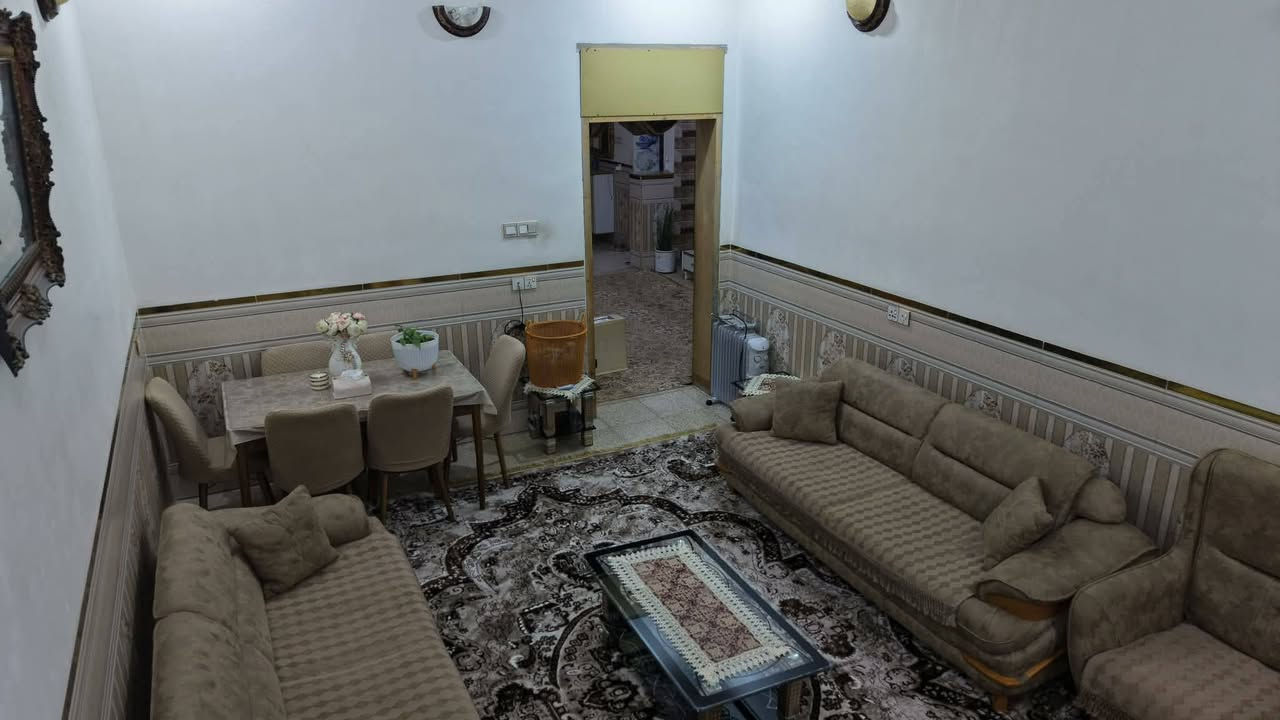 للبيع بيت ملك صرف  مساحة 200 متر بيت بحي النفط طابقين
مجاور مفروشات آل كركوش 
البيت يحتوي على غرفتين وصالة وحمام ومطبخ كبير حار وبارد 
وكل الخدمات والطابق الثاني 
يحتوي على ثلاث غرف وحمام وصالة إضافة إلى سطح الاول الصغير والسطح الثاني....
أي استفسار الاتصال على الرقم 
*********** قل من طرف مندوبه ملاك للعقار هاي امانه عندك اخي العزيز واختي العزيزه
