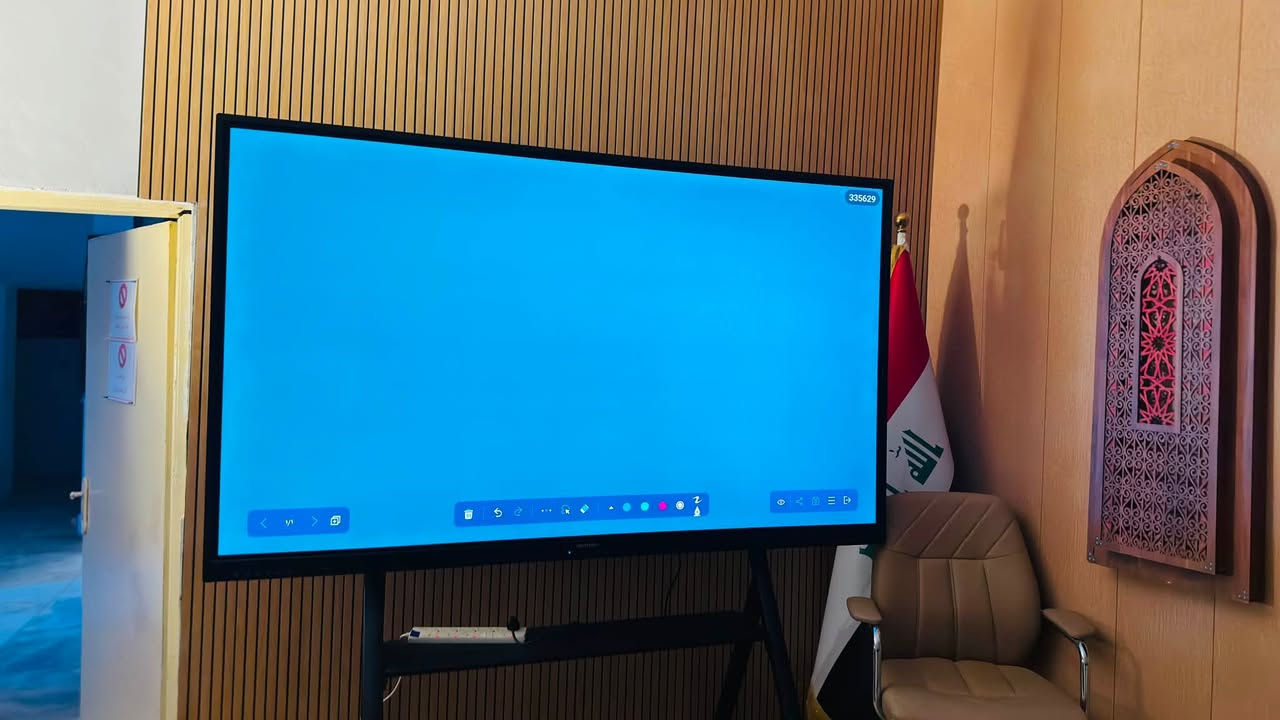 شاشة ذكية كارتون. نوع هيك فشن 
موديل ٢٦
قياس ٨٦انج مع استاند ثقيل متحرك وثابت للبيع 

 هيكفشن الرسمية، موديل DS-D5B86RB/EL يأتي بشاشة 86-inch 4K بدقة 3840×2160، زجاج مضاد للوهج، نظام Android مع Windows اختياري عبر OPS، ويدعم حتى 40 نقطة لمس. كما تذكر المواصفات الرسمية لهذا الإصدار: سطوع 400 cd/m²، ذاكرة 8GB RAM، تخزين 64GB، سماعات 2×20W، ووزن صافي حوالي 59.7 كغم.
السعر خاص


**إذا كنت صاحب هذا الإعلان وتريد حذفه لأي سبب، رجاءا أرسل رسالة إلى الدعم الفني**