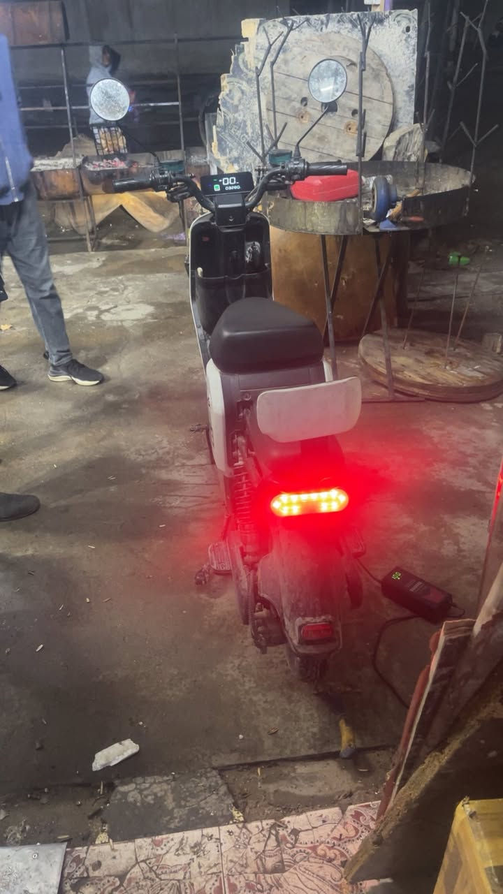 دراجه شحن r900  يرادله بطاريه سعر ٣٠٠ للستفسار *********** مكاني البياع
