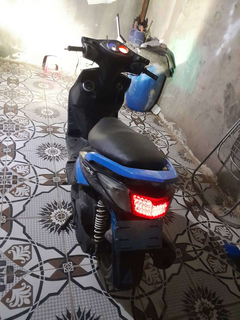 للبيع سكنس فحل نوزل خطين وار كوري دراجه نضيفه مل بيت محرك مجفت جديد شل درجه أوله كهرباء يأت كله شغله بس الدشبول ما يشتغل اناره مل دشبول شغله بس العدادات ما يشتغل مكنه زعفرانيه بل وليد سعره ٦٠٠ وبيه مجل *********** ابو صباح واقره المنشور يراه تتصل
