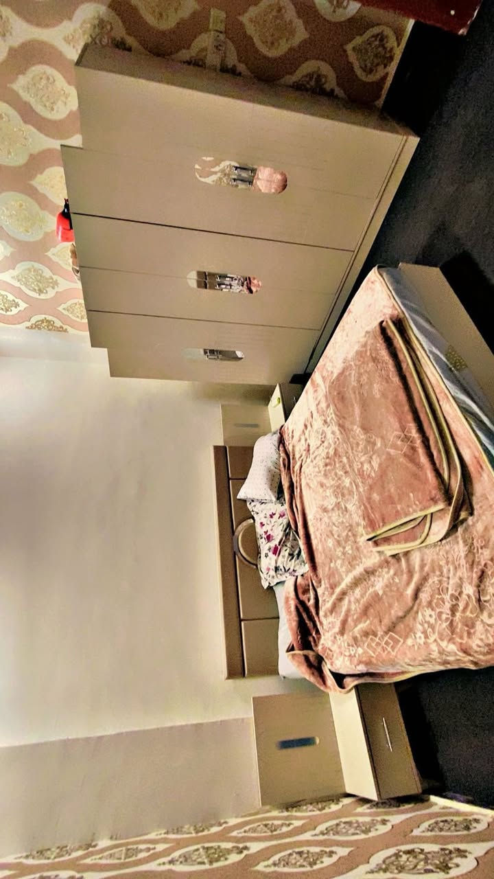 تحية طيبة

شقق ومكاتب للإيجار 

📍 الموقع: العرصات سدة الهندية مجاور أسواق بغداد 

متوفر

• غرفة وصالة

▪️ يوجد شقق نظامين مؤثثة + فارغ

▪️ مصعد شغال 24 ساعة

▪️ مناسب (شباب- موظفين - مغتربين)

📞 للاستفسار والحجز: مع صاحب البناية ***********
