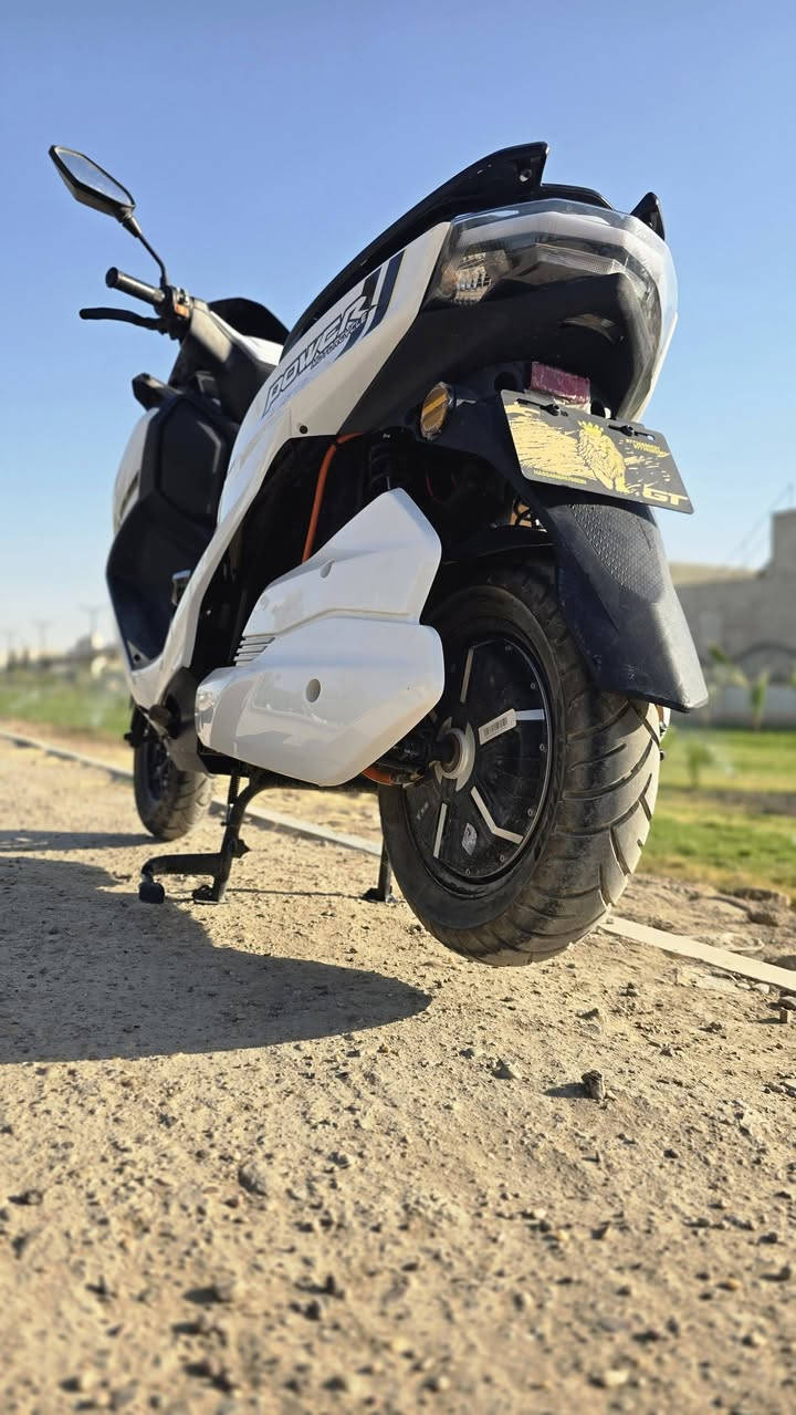 للبيع دراجة T-MAX لون أبيض، مواصفات فول، بطارية 35 أمبير ونظام 3 سرعات،
 بحالة ممتازة جداً.
مقعد (كرسي) طبي ومريح جداً مقسم لراحتك وراحة الراكب الخلفي
 بطارية 35 أمبير
 نظام 3 سرعات
 فرامل (بريك) خلفية
 شاشة رقمية
الإضاءة: لايتات أمامية LED
 إنارة LED أمامية وخلفية
 مساحة تخزين تحت المقعد
 مرايا جانبيةصامتة تماماً،  (اشحن واطلع).
​خاصية الرجوع للخلف (بگ): مزودة بنظام حركة عكسية (Reverse) لتسهيل ركن الدراجة والتحكم بها في الأماكن الضيقة بضغطة زر.
​📋 حالة الدراجة: جديدة نظيفة جداً وبحالة ممتازة وجاهزة للاستخدام المباشر.
 
 تصميم رياضي عصري
 مدة الاستخدام: اسبوعين فقط 
 سبب البيع: ظرف خاص
 السعر: 1,400,000 دينار عراقي
بيها ضمان البطاريه مع الوصل


**إذا كنت صاحب هذا الإعلان وتريد حذفه لأي سبب، رجاءا أرسل رسالة إلى الدعم الفني**