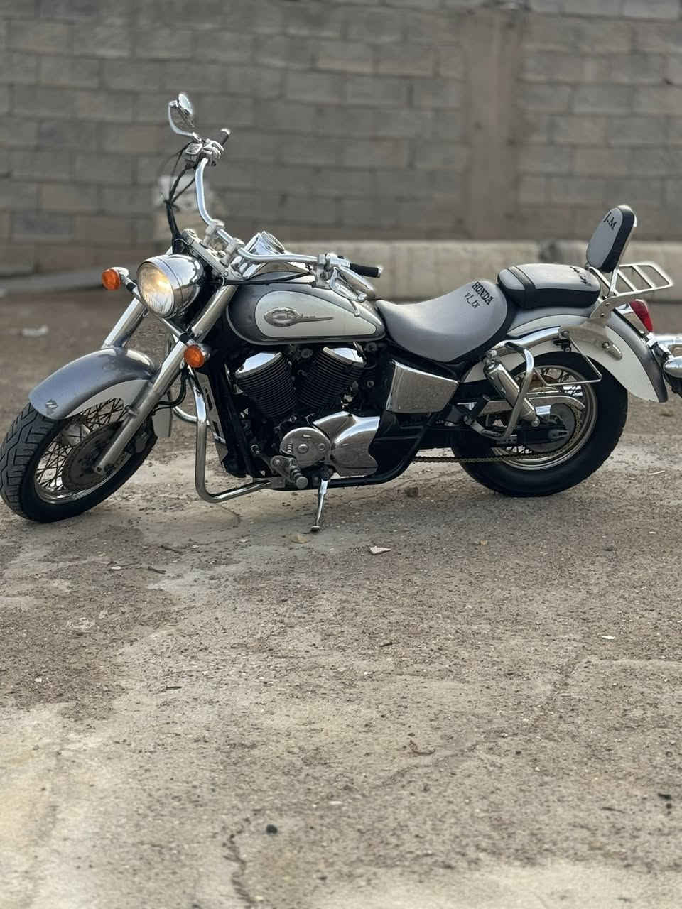 السلام عليكم هوندا شادو 400cc
رقم انكليزي كفالة عامة ماشية 26 بس دراجة جديدة بمعنى  الكلمة دراجة مخزونة سعرها 28$ وبيها مجال بسيط
واسط الكوت
***********
