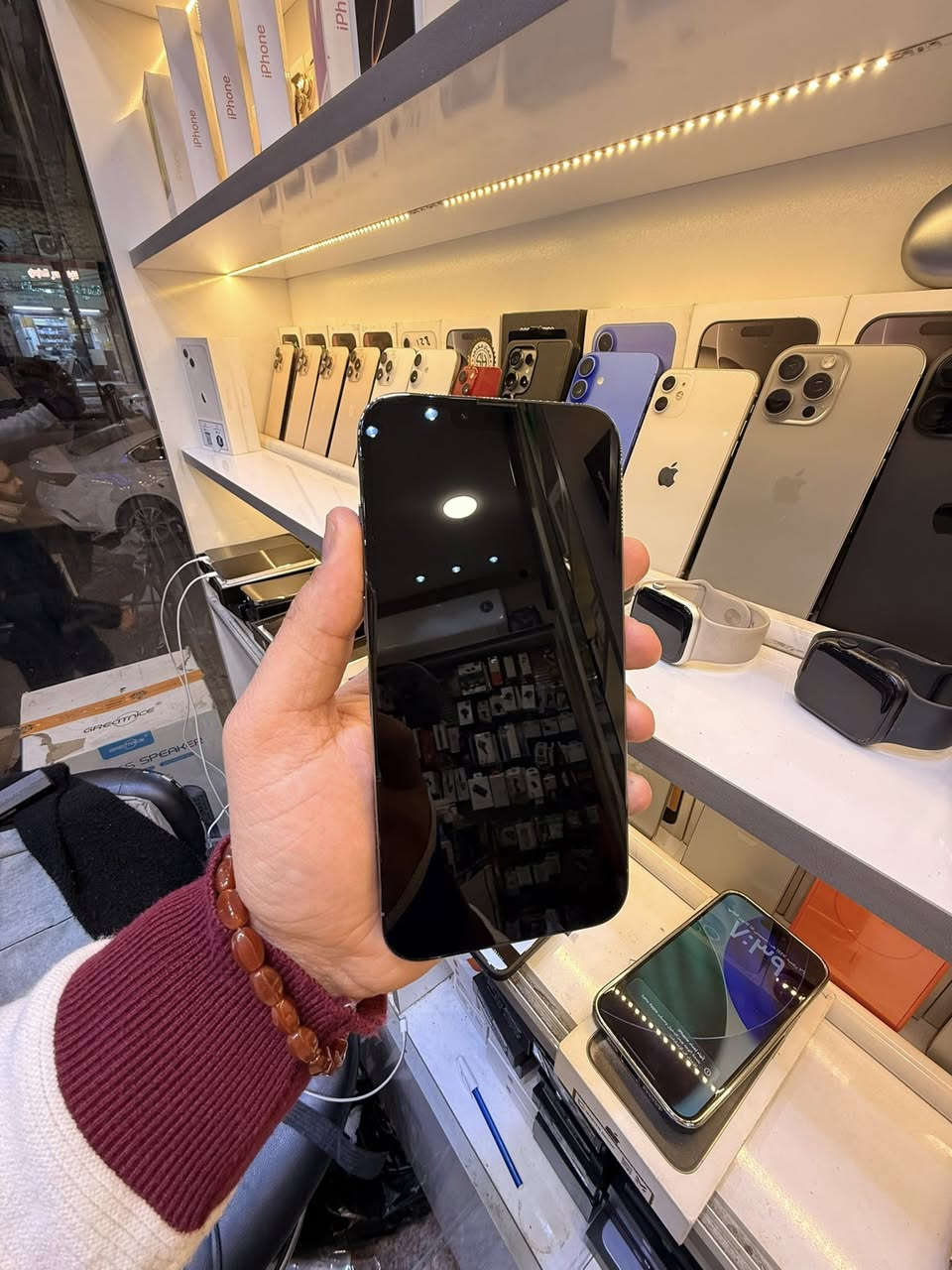 ايفون 13 برو ماكس ذاكرتة 256 مكفول بلادي 
جميع ملحقاتة اصلية موجودة ويامكاني النجف 
لون مميز وجهاز جديد وبلادي ومكفول 
***********
واتساب او اتصال ☎️
