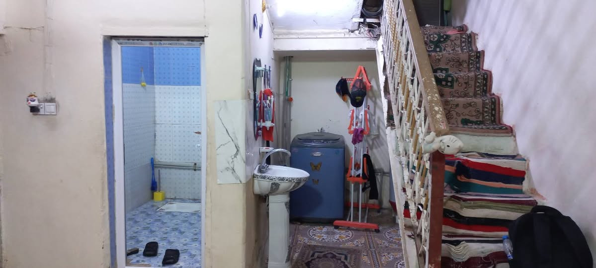 دار للبيع المنطقة حي الثورة نهاية شارع الماطور الفرع مقابيل مجمع سيد حمزة المساحة ٢٠٠ متر البناء قديم صالح للسكن يتكون من طابقين الطابق الاول غرفتين مطبخ صحيات عدد ثنين استقبال وهول  الطابق الثاني معزول يعتبر مشتمل للاتصال على الرقم أو مراسلتنا على الصفحة ***********
