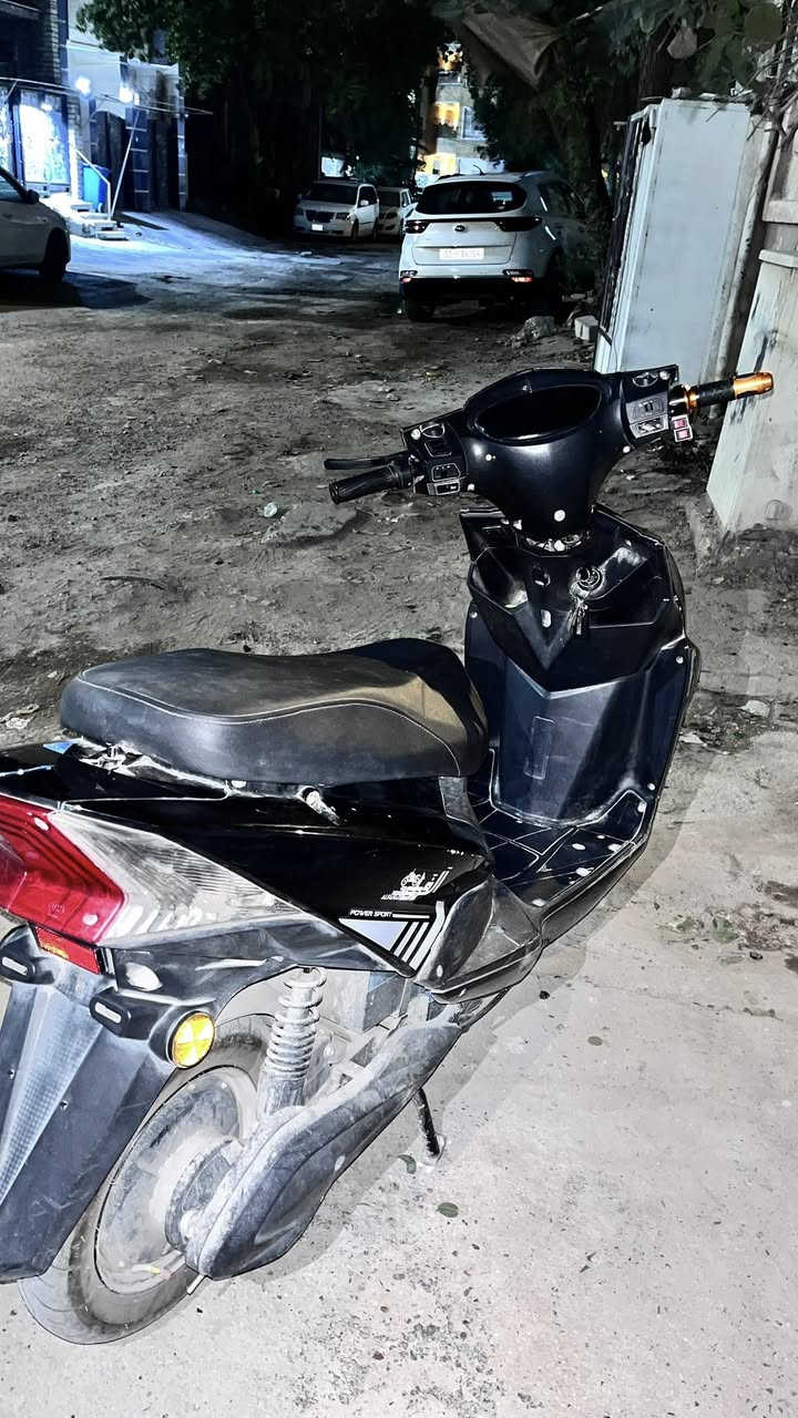 السلام عليكم 

دراجة سكنس شحن للبيع موديل 2025

دراجة نوع الفهد نضيفة صار كم شهر يمي ما تعبانة ولا عطلات 
• 6 بطاريات 
• 32 امبير
• 3 سرعات لكن عطلانة على السرعة الثانية فقط
• نظام رجوع R 
• ملف نحاس 2500 
• صندوق كبير للتخزين
• تتحمل وزن 150kg
• سكليتر رياضي جديد قطعتين 
• بصمة عدد 2 + تشغيل عن بعد + قفل للسرقة

مكاني بغداد شارع فلسطين
السعر : 600 الف بيهة مجال

***********
