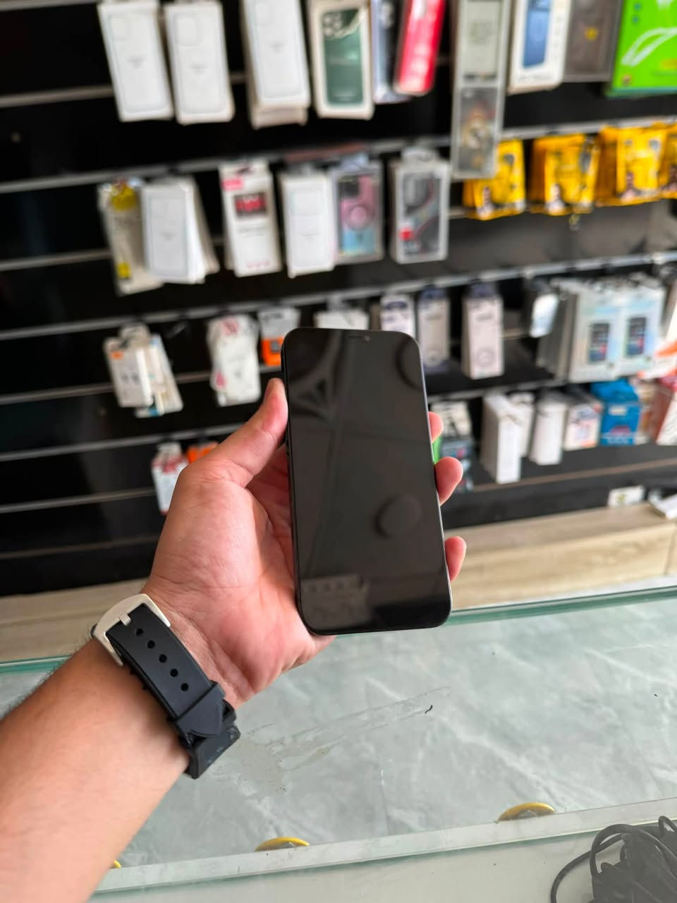 السلام عليكم
📱 آيفون 12 برو فقط فقط 
🔹 ذاكرة: 128GB
🔹 البطارية: 100% (مبدلة أصلية)
🔹 الشاشة: مبدلة نوعية ممتازة بيها خدر بسيط جداً وما يبين

✅ الجهاز كله شغال 100%
✅ نت، صوت، اتصال بدون أي مشكلة
❌ بصمة الوجه (Face ID) واقفة

🔒 الجهاز مقفول
🛡️ كفالة عامة وما بيه أي خلل

💰  السعر ١٩٠  (قفل)

📍 الموقع: بغداد – مدينة الصدر – قطاع 23
📞 للاتصال: ***********

