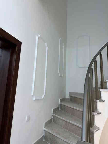 دار للبيع / طابو صرف ، المساحة 200 متر ، واجهة 10 ، نزال 20
بناء حديث كامل ٢٠٢٤ تسليم مباشر للمشتري ، يتكون من طابقين ، 
الطابق الاول : ( مطبخ ، هول ، استقبال ، غرفة نوم ، مجمع صحيات ، كراج ، حديقة )
الطابق الثاني ( غرفتين نوم ، هول ، سطح ) 
عرض الشارع امام الدار ١٠ متر / يطل على ساحة كبيرة
العنوان / حي الشهداء الثانية , شارع ٨٠ ، فرع كوفي الفانوس 
 للاستسفار / ***********
