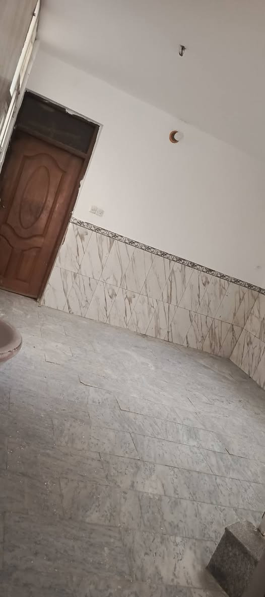 ⚜️دار لليجار مساحته 130متر مدخلين⚜️
⚜️الطابق الاول 
يحتوي على استقبال ومطبخ وغرفه نوم وصحيات وحولي
⚜️الطابق الثاني 
يحتوي على ثلاث غرف نوم وخدمات
👈العنوان 
الشعب شارع الصحه مقابيل جامع الرسول الاعظم

👈ايجاره500 

👈الاستفسار 

***********

***********

‏‪***********‬‏
