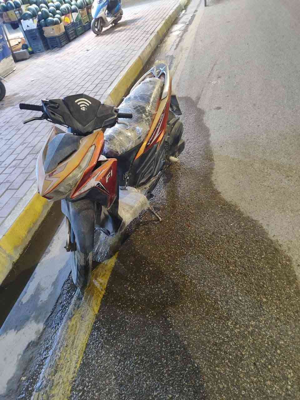 السلام عليكم  
ماطور بانزين للبيع  ميشتغل ما اعرف شنو عطله  بس الباقي  كله شغال ابيعه حديد موطور محركه جديد   سعره  125 مكان شارع 17الرقم ***********
