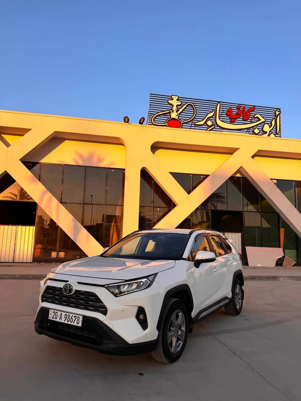 السلام عليكم 
تيوتا: راف فور
الموديل: 2025
محرك :4 سلندر هايبرد
نضام الدفع رباعي:AWD 
مواصفات السيارة
مصباح :LED
شاشة عرض 

شاشة لمس للنظام الترفيهي مع دعم Apple CarPlay وAndroid Auto.
كامرة :360درجة
شحن لاسلكي
جنطة كهرباء
وبقة الموصفات معروفة
سعر السيارة 210 ورقة وبيها مجال بسيط
للستفسار ***********
