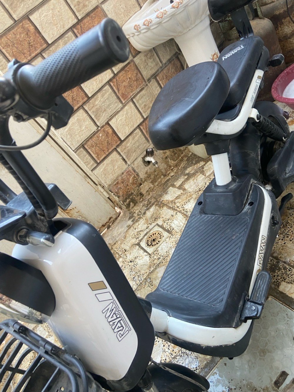 السلام عليكم شباب من رخصه الادمن المحترمين 
دراجه ريان للبيع 
حجم 14 
استعمال قليل 
كلشي شغال 
ملف 500
اشاير شغال كهربائيات كلها شغاله 
بيها نضام الp
تمشي 40 حقيقي 
للتواصل *********** 
مكاني بغداد 
السعر 250 وبيه مجال للطيبين 