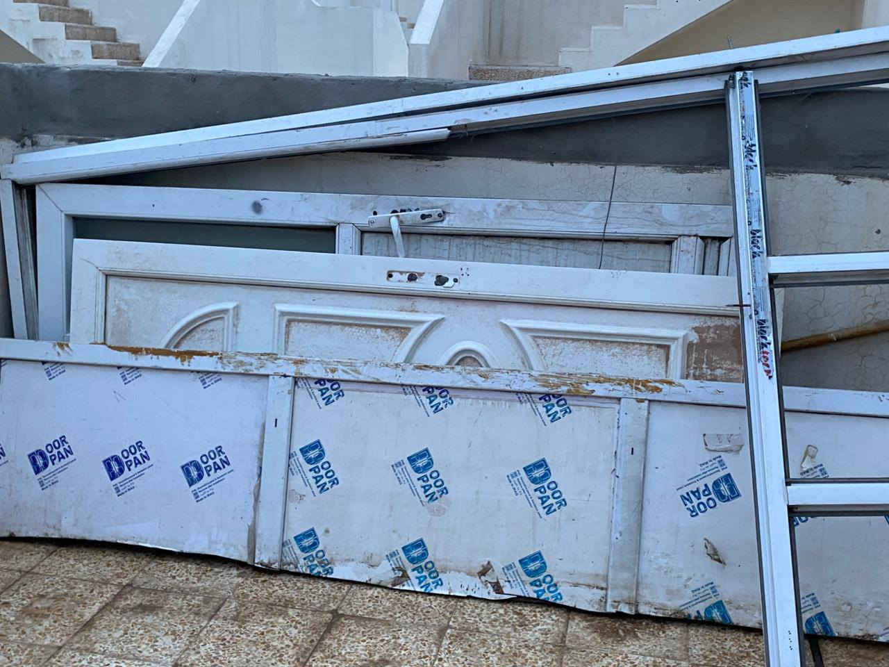 ابواب+قطع شويه تعبانة
 مستعمله كلهن 70$
موصل الجانب الايمن 
رقم الهاتف.
***********
