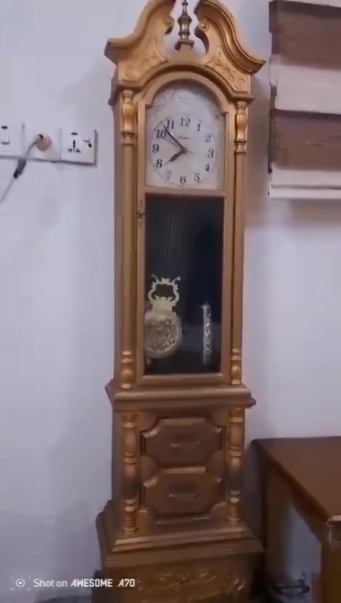 ساعه تحفه شرط النظافه والشغل سعر(٥٠)الف***********
