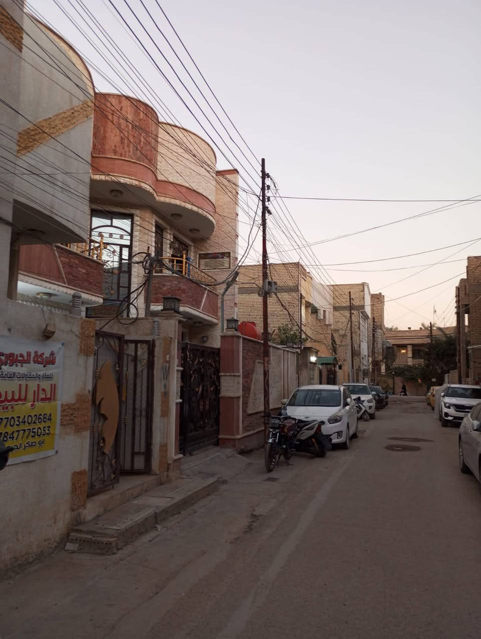 السلام عليكم تعلن شركة الجبوري للعقار والمقاولات العامه عن بيع دار ملك صرف زراعي سند 25 في منطقة الكريعات شارع قيس أبو نائيله بناء نضيف كامل الاخدمات
1 المساحة 100 متررر 
2 الواجه 5 مترررر 
3 النزال 20 مترررر 
4 عرض الشارع 7 مترررر 
5 السعر 230 مليون وبي مجال 
يتكون من طابق ونص 
الطابق الأول طرمه وصاله وحولي ومطبخ وغرفة نوم وخدمات ومنور 
الطابق الثاني غرفة نوم وحولي وخدمات وبيتونه وسطح 
عنوان الشركة الكريعات الكويتي شارع حسينية ابي تراب قرب فلكة القرغولي استفسار اتصال على الارقام التاليه 
*********** أبو صكر الجبوري 
***********
