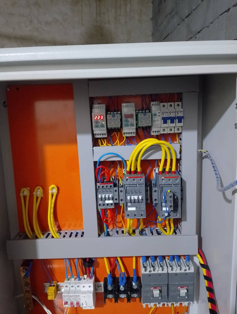 تم بحمد لله وفضله.بورد 3خط اثري فيز مع حماية وتايمر نوع المواد ABB.للتواصل على الرقم ***********
