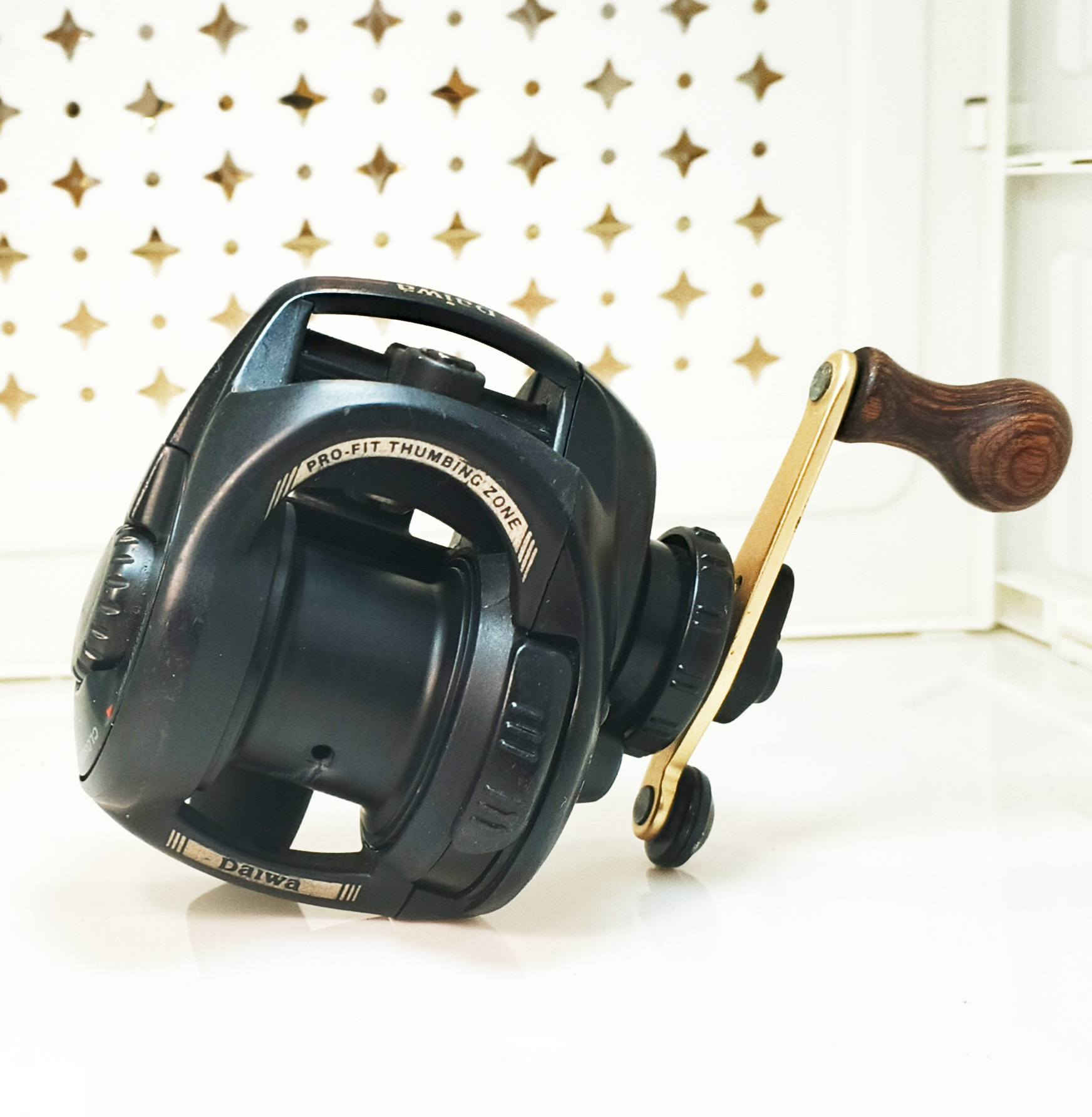 تحفًة يابانيه نظافة واضحه امامك 99.99 %
السعر //25//التوصيل 5
 Daiwa Super Chinujacker SS:
1-الاسم الكامل: Daiwa Super Chinujacker SS.
2-بلد الصنع: اليابان (Made in Japan) كما هو محفور على قاعدة الماكينة.
3-نظام المحامل (Ball Bearings): تحتوي الماكينة على محملين كرويين (2 Ball Bearings) لضمان سلاسة الحركة.
4-نظام التحكم (Micro Control): مزودة بقرص "Micro Control" لضبط دقيق جداً لسحب الخيط وتأمين استجابة سريعة أثناء الصيد.
5-نظام الكبح (Brake System): تتوفر على نظام كبح مغناطيسي متطور (Magforce) للتحكم في سرعة دوران البكرة ومنع تشابك الخيط.


**إذا كنت صاحب هذا الإعلان وتريد حذفه لأي سبب، رجاءا أرسل رسالة إلى الدعم الفني**