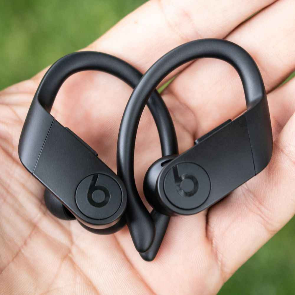 Beats Powerbeats Pro سماعات 
من شركة Apple (المالكة لعلامة Beats)
مستعملة بحالة ممتازة بنظافة (95%)
المواصفات والمميزات
صوت قوي وواضح بجودة Beats.
تصميم رياضي مع خطافات أذن لثبات مثالي.
مقاومة للعرق ورذاذ الماء.
تحكم بالموسيقى والمكالمات من السماعة.
اتصال لاسلكي مستقر وسريع.
بطارية تدوم حتى 9 ساعات من التشغيل المتواصل.
شحن عبر منفذ Lightning.
سماعات أصلية تجمع بين جودة الصوت، الراحة، والأداء الرياضي المميز
يوجد توصيل لكل المحافظات بغداد, العراق


**إذا كنت صاحب هذا الإعلان وتريد حذفه لأي سبب، رجاءا أرسل رسالة إلى الدعم الفني**