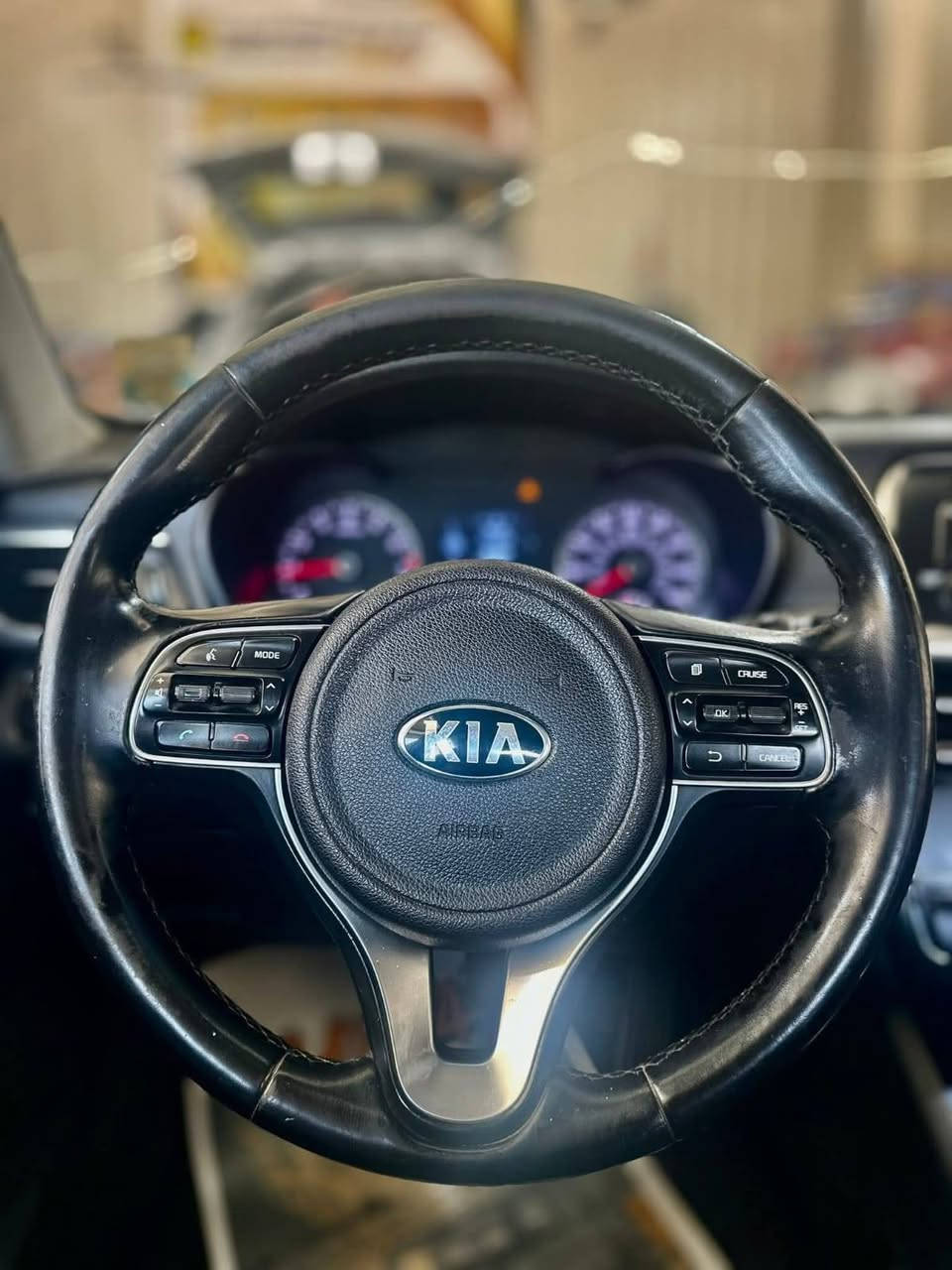 السلام عليكم .. 
اوبتما 2016 امريكي
_ محرك 2400 gdi. ضربتها موجوده بل صور صندوگ ودعاميه خلفيه
_ مبددلها تخم تاير جديد وصدر جديد وماكله مناقصها شي
_سعرها 130 $
_ ***********
