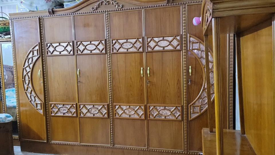 السلام عليكم غرفه اخشاب للبيع وتخم ملكي للاستفسار ***********
