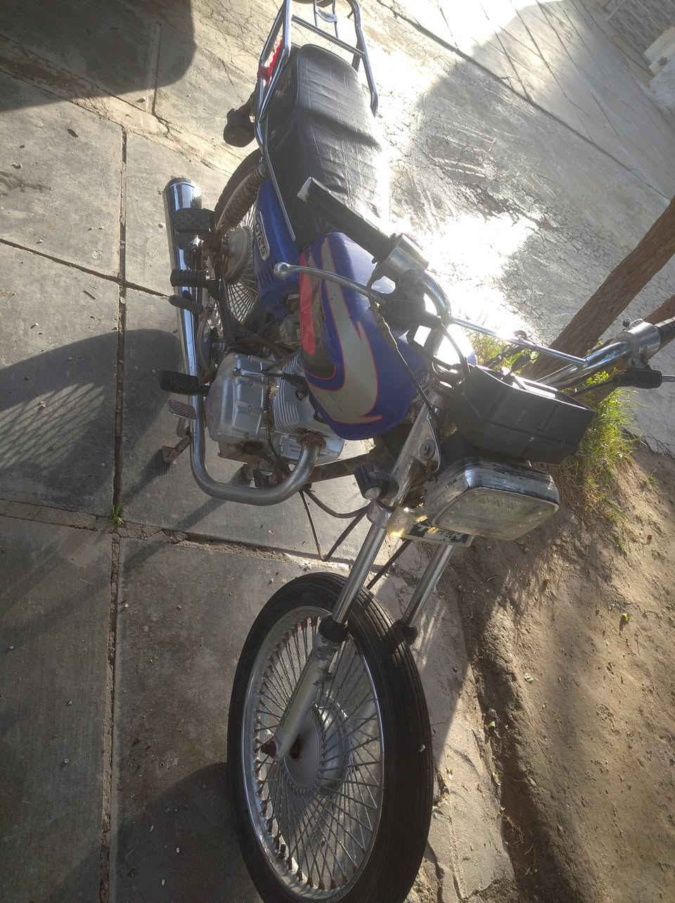 السلام عليكم دراجه للبيع نظيفه كلش الدراجه كلك المكان  الطليعه السعر خاص غير متواجد  
ع الفيس  و هذا رقمي  ‏‪0782 930 6468‬‏
