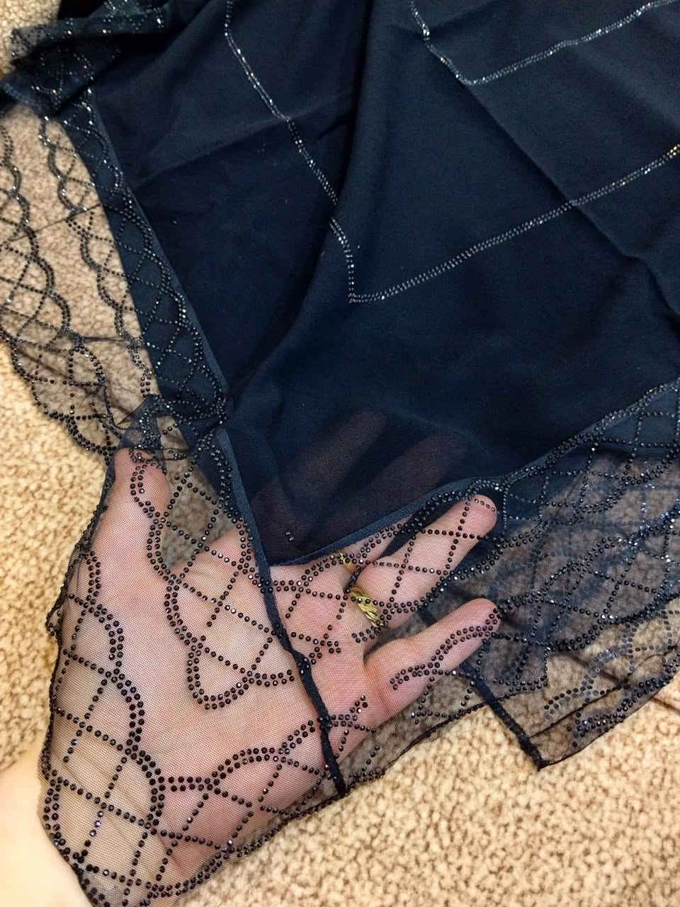 فخامة الأسود والأناقة الراسخة 🖤✨
لكل من تبحث عن التميز والنعومة في إطلالتها، نقدم لكِ هذه الربطه  الفريدة المصممة بعناية فائقة لتناسب ذوقك الرفيع والموضحة تفاصيلها في الصورة .
✨ مميزات القطعة:
الخامة: قماش جورجيت ملكي، خفيف الوزن، بارد، ويمنحك انسيابية مريحة وثباتاً طوال اليوم.
التصميم: يتميز بتفاصيل دقيقة من التطريز الكريستالي اللامع والشغل الهندسي الأنيق على الأطراف، ليضفي لمسة ساحرة من الفخامة والجاذبية على إطلالتك.
الإطلالة: خيارك المثالي للمناسبات والزيارات التي تتطلب حضوراً راقياً ومميزاً.


**إذا كنت صاحب هذا الإعلان وتريد حذفه لأي سبب، رجاءا أرسل رسالة إلى الدعم الفني**