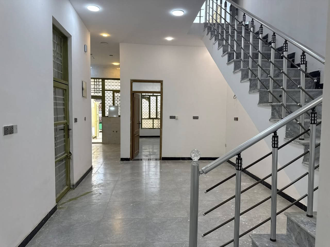 دار للبيع المساحه 120 متر الواجهه 6  نزال 20  بناء حديث وجاهز التفاصيل موضحه بالصور العنوان منطقة حجي حسن الثانيه الجمعيات قرب الفله السعر 83 مليون وبي مجال للشراي
للاستفسار / *********** 
***********
