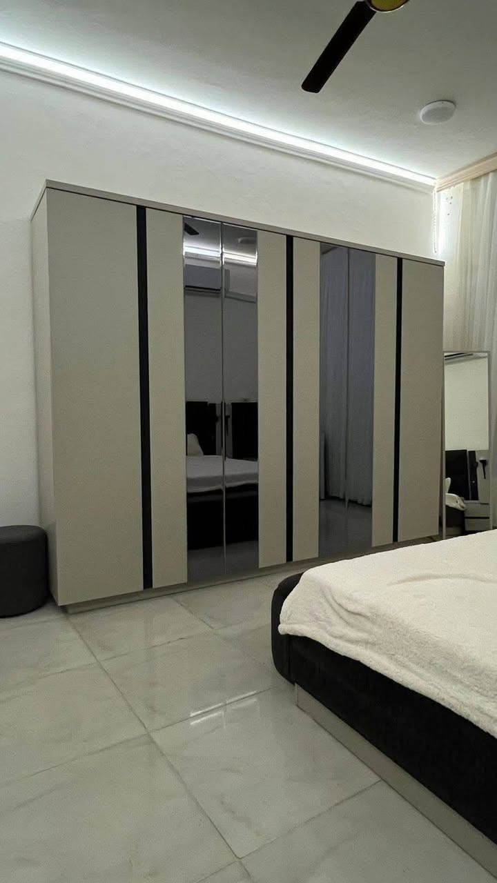 السلام عليكم بيت للبيع واسط حي الحكيم شارع عطوف يحتوي على غرفتي النوم وصاله واستقبال وصحيات وطرمه بناء حديث بناء طابوق مساحه البيت 200 كافه خدمات من مجاري من كهرباء مرقم قبل البلديه يبعد عن الشارع 300سعر 62 وبي مجال المراجعه دلاليه سيد حيدر***********
